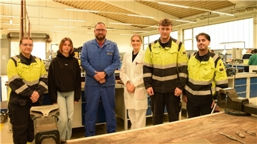 Fünf Auszubildende und der Ausbildungsleiter von Glencore stehen in einer Reihe.  