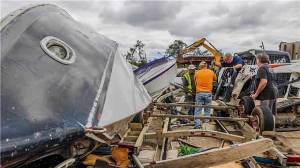 Im US-Bundesstaat Louisiana hat ein Tornado gewütet. Menschen versuchen, beschädigte Boote zu bergen.