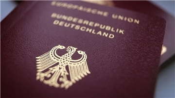 Im vergangenen Jahr beantragten rund 168.500 Menschen die deutsche Staatsangehörigkeit - und damit laut Innenministerium gerade einmal 3,1 Prozent der Ausländer, die seit mindestens zehn Jahren hier leben.