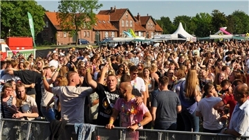 Im vergangenen Jahr feierten bei Himmel & Hölle rund 1.500 Menschen auf dem Marktplatz in Rodenkirchen. Und auch dieses Jahr soll die Stimmung gigantisch werden.