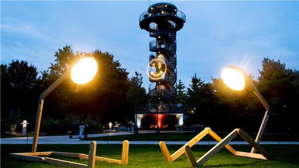 Im vergangenen Jahr kamen nach Park-Angaben rund 50.000 Besucher, um die Lichtkunst an Sommerabenden zu sehen.