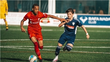 Im vergangenen Jahr konnte sich Naiym Zaher (rechts) mit dem JFV Bremerhaven beim East Mallorca Cup mit dem FC Liverpool messen. Am Gründonnerstag geht es für die U15-Fußballer gegen Real Madrid.