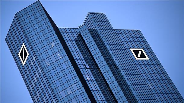 Deutsche Bank streicht nach Gewinnrückgang Tausende Jobs Im vergangenen Jahr musste die Deutsche Bank unter dem Strich einen Gewinnrückgang hinnehmen.