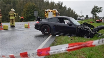 ein stark beschädigtes Auto ist von der Straße abgekommen