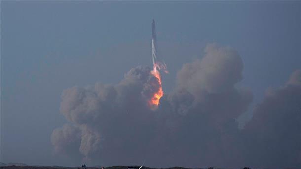 Im Vergleich mit den Booten im Vordergrund wird die gigantische Größe der „Starship“ deutlich.