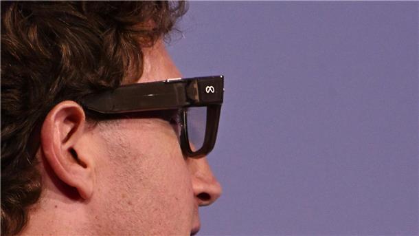 Facebook-Konzern stellt Brille mit Anzeige im Glas vor Im Vergleich zu herkömmlichen Brillenfassungen fallen die deutlich breiteren Bügel auf.