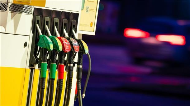 Wochenlange Talfahrt beim Benzinpreis zu Ende Im Vergleich zum Ölpreis sieht der ADAC den Benzinpreis derzeit auf einem angemessenen Niveau. Diesel sei allerdings zu teuer, hieß es.