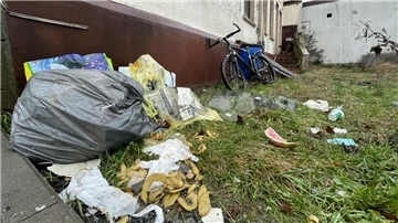 Müll im Hinterhof des Hauses Bahnhofstraße 5 in Nordenham