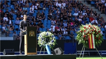 Im Volksparkstadion fand die Trauerfeier für „Uns Uwe“ Seeler statt. Hier hält HSV-Vorstandsmitglied Jonas Boldt seine Trauerrede. 