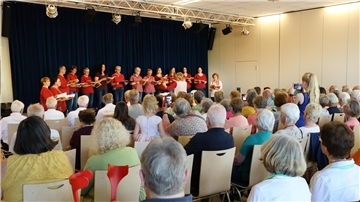 Im voll besetzten Forum der KGS fand jetzt das Sommerkonzert der Chöre Froh-Gestimmt und Chor4fun statt.