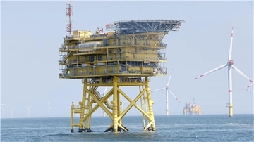 Im Vordergrund das Offshore-Umspannwerk im Windpark „Nordsee One“. Das gelbe „Gebäude“ im Hintergrund ist die Umrichterstation „Dolwin Beta“.