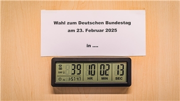 Im Wahlamt hat sich Frank Lück eine Uhr aufgehängt. Der Countdown bis zum 23. Februar läuft.