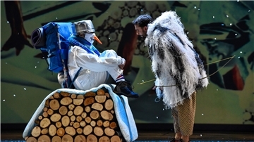 Im Wald von Nottingham kann es bitterkalt sein. Mitch (Peter Lindhorst, links) und Robin Hood (Dominik Lindhorst-Apfelthaler) bibbern und frieren. Doch dann haben sie eine Idee, wie sie zu Geld kommen können.