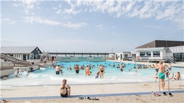 Viele Menschen in einem Freibad