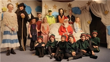 Das Ensemble des Theaterstücks „Weihnachten im Märchenland“ des TSV Langendammsmoor