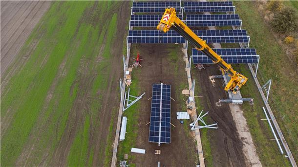 Im Wendland wurde vor gut einem Jahr eine der größten deutschen Agri-Photovoltaik-Anlagen gebaut. Unter den aufgeständerten Solarmodulen lässt sich Ackerbau betreiben, allerdings sollen nur bestimmte Kulturen dafür geeignet sein.