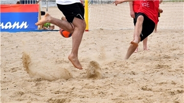 Fußballer spielen im Sand Beachsoccer.