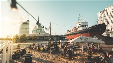 Bis Ende September am Hafen: die "Vinelis Havenlounge"