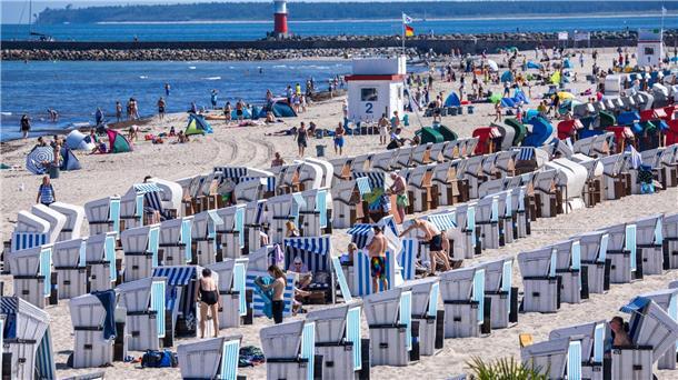 Im Winter schon an Sommer denken: Nach Branchenangaben sind die Frühbucher-Zahlen stark gestiegen. (Archivbild)