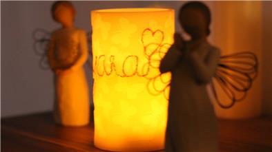 Im Wohnzimmer von Insa und Sascha leuchtet jeden Abend die Kerze mit dem Namen ihrer verstorbenen Tochter. Ein Ritual, das den Eltern lieb und wichtig ist.