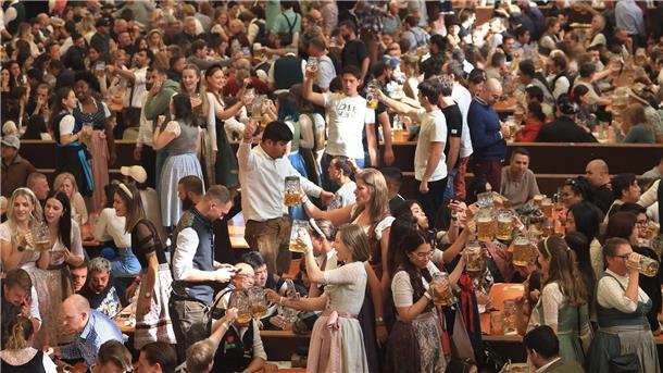 Wiesn friedlich, fröhlich, sicher - 6,7 Millionen Gäste Im Zelt wird ausgelassen gefeiert.