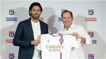 Im Zentrum der Proteste: Lysons Clubbesitzer John Textor - hier bei der Vorstellung des ehemaligen Trainers Fabio Grosso.