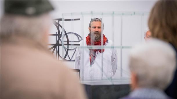 Im Zentrum des Raumes von Dirk Bell (Mitte) stehen die skulpturalen Arbeiten, in denen er vier Buchstaben miteinander verschränkt.