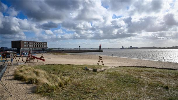 Strand am Flussufer. 