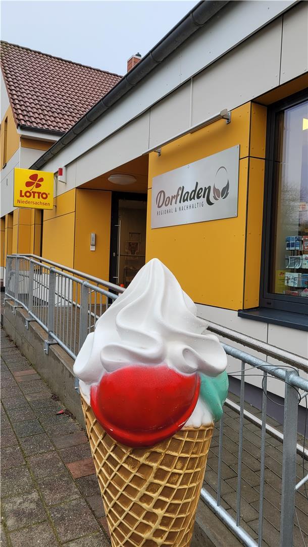 Im Zuge des Umbaus hat der Midlumer Dorfladen auch eine neue auffällige Fassadenverkleidung erhalten.