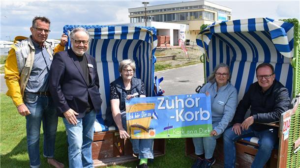 Im Zuhör-Strandkorb am Friesenstrand in Tossens (von links): Pastor Dietmar Reumann-Claßen, Norbert Geyer, Marion Voigt, Scarlett Zurr und Tourismus-Geschäftsführer Claudio Patrik Schrock-Opitz.