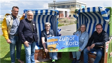 Im Zuhör-Strandkorb am Friesenstrand in Tossens (von links): Pastor Dietmar Reumann-Claßen, Norbert Geyer, Marion Voigt, Scarlett Zurr und Tourismus-Geschäftsführer Claudio Patrik Schrock-Opitz.