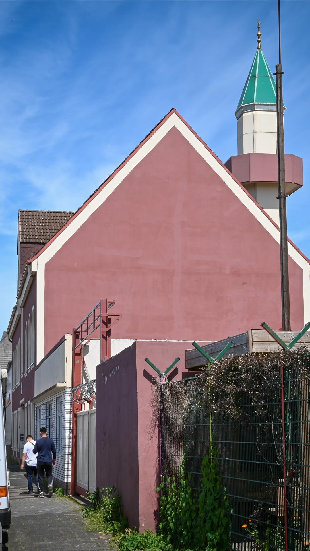 Im Zusammenhang mit einer Familienfeier haben sich in Bremerhaven mindestens elf Menschen mit dem Coronavirus infiziert. Einer der Infizierten war am Sonntag, 24. Mai, beim Gebet in der Moschee Merkez Camii.