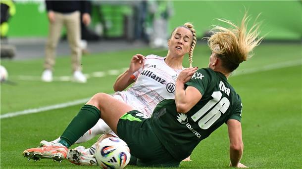 Im Zweikampf: Giulia Gwinn (l) vom FC Bayern München und Wolfsburgs Camilla Küver.
