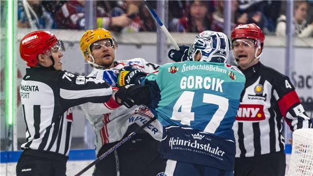 Zwei Eishockeyspieler rangeln