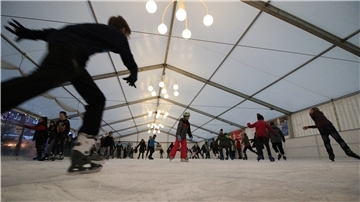 Die Eisbahn auf dem Nordenhamer Marktplatz.