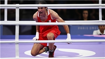 Imane Khalif bejubelt ihren Sieg.