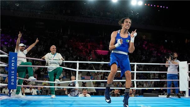 Imane Khelif jubelt über den Finaleinzug bei Olympia.