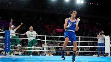 Imane Khelif jubelt über den Finaleinzug bei Olympia.