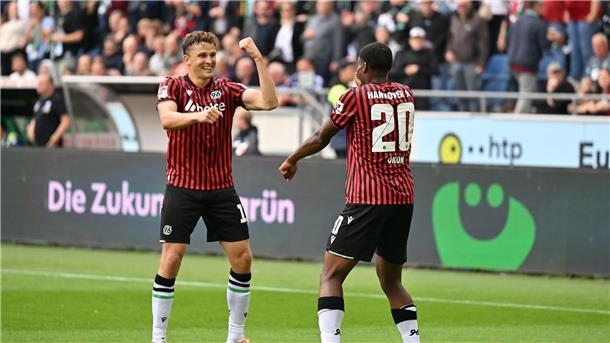 Pichler vor Rückkehr: Hannover 96 „strahlkräftiger als Kiel“ Ime Okon (r, Hannover 96) feiert mit Benedikt Pichler (Hannover 96) sein Tor zum 2:0