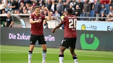 Ime Okon (r, Hannover 96) feiert mit Benedikt Pichler (Hannover 96) sein Tor zum 2:0