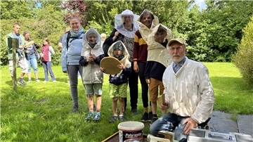 Das Foto zeigt Besucher mit Kopfbedeckung. 