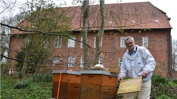 Imker Peter Kluth produziert ab sofort Honig für den Kultur- und Heimatverein.
