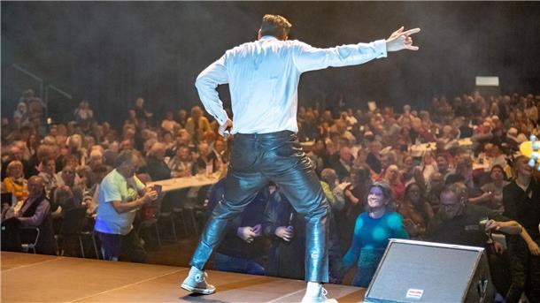 Immer am 3. Oktober: In der Stadthalle trifft man sich zu Frühschoppen und Sängerwettstreit unter dem Motto „Seebeck am Markt". David Malone gewann 2022 sowohl den Publikums- als auch den Jurypreis.