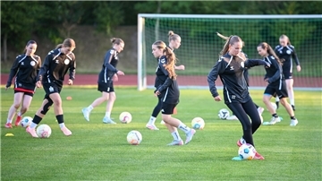 Junge Fußballerinnen trainieren mit dem Ball.