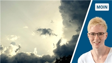 Die Sonne scheint hinter den Wolken.