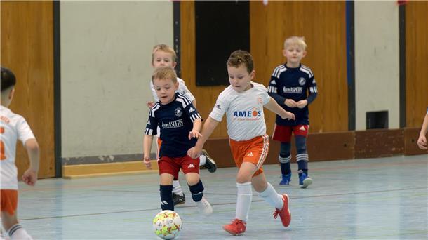 Pökse der „Pampersliga“ begeistern das Publikum beim Weser-Elbe-Cup Immer dem Ball hinterher: Den Kleinsten vom SC Lehe Spaden (blau) und SFL Bremerhaven ging die Puste nie aus.
