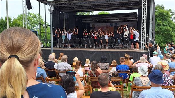 Stefan Koppetsch und seine „Piraten“ von der Oberschule Bederkesa ließen den „Fluch der Karibik“ lautstark aufs begeisterte Publikum herabregnen.