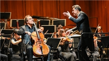 Dirigent Marco Comin - designierter neuer Bremerhavener Generalmusikdirektor - und der Solist des 6. Sinfoniekonzerts des Philharmonischen Orchesters, Professor Wolfgang Emanuel Schmidt an seinem historischen, rund 300 Jahre alten Violoncello interpretieren im Großen Haus des Stadttheaters Joseph Haydns Cello-Konzert C-Dur.