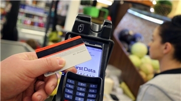 Immer mehr Banken führen die Debitkarte der US-Konzerne Visa und Mastercard als Standardprodukt ein, die oft als Ersatz für die Girocard (früher: EC-Karte) dienen soll. (Symbolbild)
