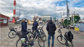 Immer mehr Berufstätige und Touristen steigen auf das Fahrrad um. Im Fischereihafen soll den Zweiradfahrern darum mehr Raum gegeben werden. Die FBG ließ ein Radverkehrskonzept erstellen.